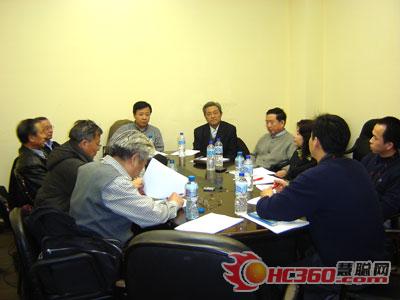 图为评委们正在评议